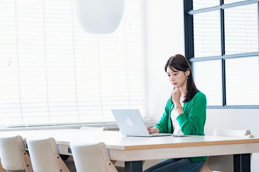 明るい室内で仕事をする女性 明るい室内で仕事をする女性 女性,ノートパソコン,パソコンの写真素材
