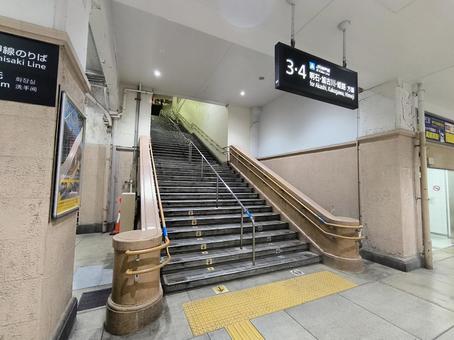 レトロなJR兵庫駅の階段 レトロなJR兵庫駅の階段の写真