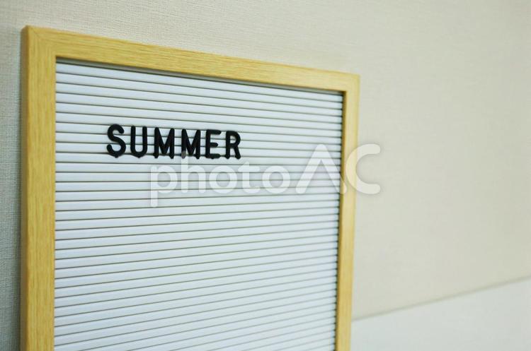 木枠にSUMMERの文字　左寄せのアップ summer,サマー,夏の写真素材