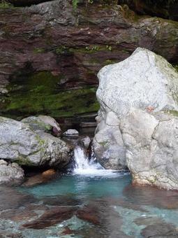 岩間を流れる透明な川の水 清流,川,自然の写真素材