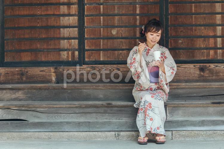 かき氷を食べる浴衣姿の女性 かき氷,夏,カキ氷の写真素材