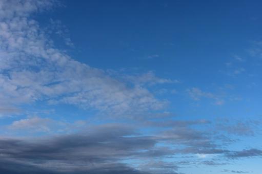 黒い雲と青空 黒い雲と青空の写真