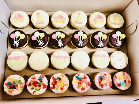 カラフルなカップケーキ カラフルなカップケーキ デザート,カフェ,誕生日の写真素材