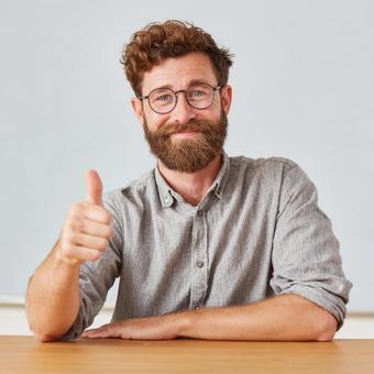 サムズアップ「いいね!」を示す30代男性 サムズアップ「いいね!」を示す30代男性の写真