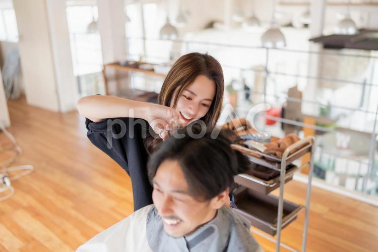 笑顔で会話を楽しむ女性美容師 美容室,美容師,スタイリストの写真素材