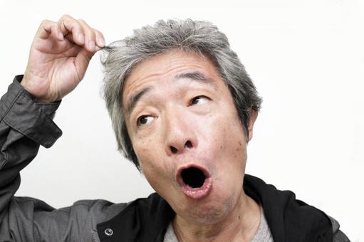 髪の毛を気にするシニア男性 シニア,シニア男性,シニアサラリーマンの写真素材