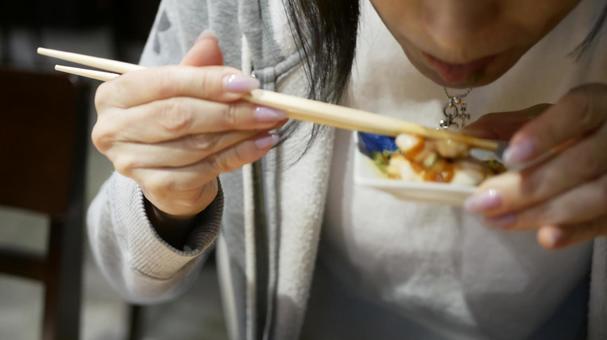 女性が食べる所作の写真