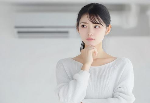 考えことをして悩む若い女性 考えことをして悩む若い女性の写真