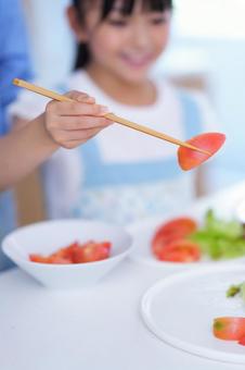 彩りサラダを盛り付ける朝食 女の子,トマト,持つの写真素材