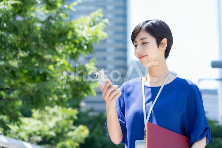 オフィス街で働く若いビジネスウーマン ビジネスウーマン,ビジネス,女性の写真素材