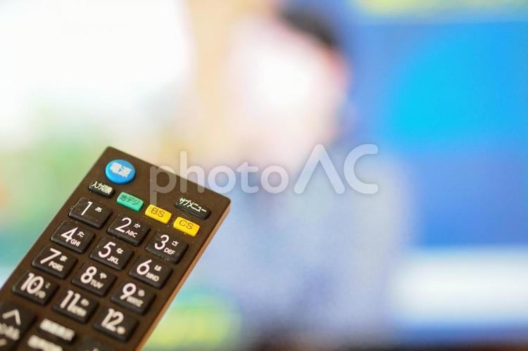 朝のワイドショーにテレビのリモコンを回す テレビ,チャンネル,メディアの写真素材