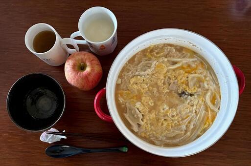 新米ご飯の餃子鍋の卵とじおじやなどの朝食 朝食,あきたこまち,新米の写真素材