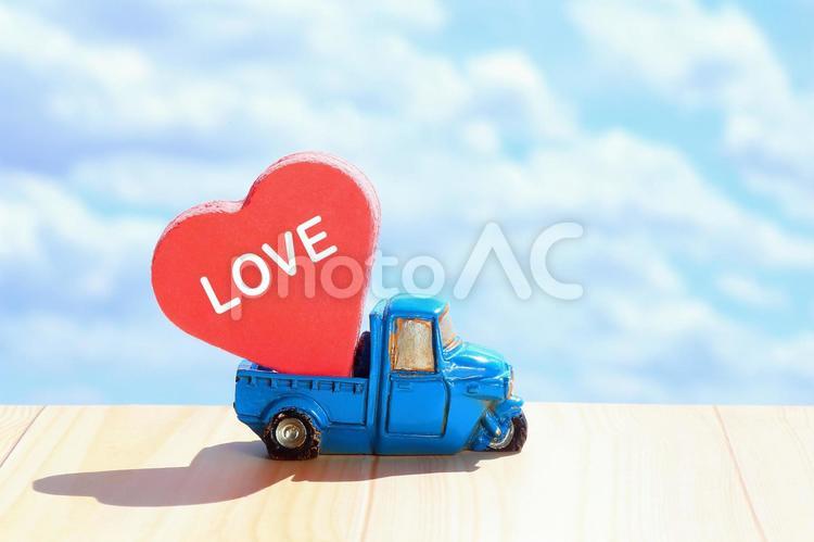 愛を運ぶ車　ハート　LOVE　イメージ素材 ハート,ラブ,愛の写真素材