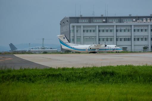 米子空港ターミナルを囲む穏やかな風景 米子空港ターミナルを囲む穏やかな風景 飛行機,航空機,旅客機の写真素材