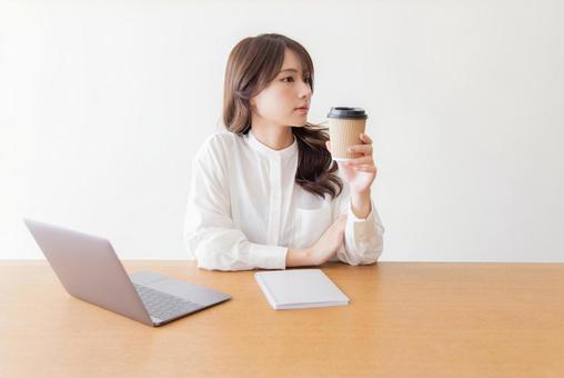 コーヒーを飲む女性 コーヒーを飲む女性 女性,ノートパソコン,検索の写真素材