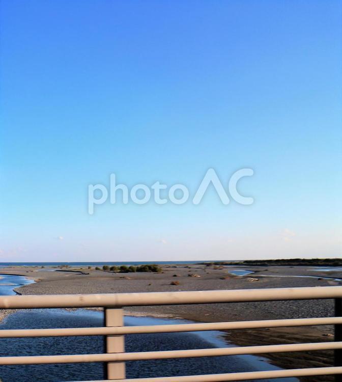 橋の上から眺める大井川と海 川,水平線,海の写真素材