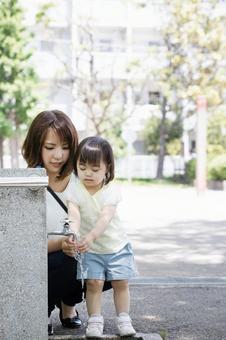 母親 育児  母親 育児  公園,女性,人物の写真素材