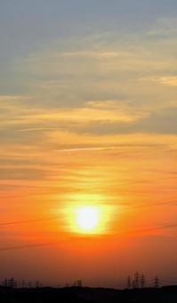 三本の送電線と夕陽 三本の送電線と夕陽の写真