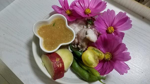 今日の夕食のトッピングはコスモスの花 夕食,献立,おうちごはんの写真素材