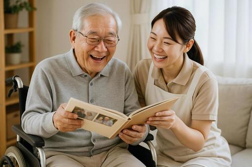 介護士と笑う高齢者の写真
