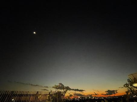 夕暮れの公園と小さな月 夕暮れの公園と小さな月 公園,空,雲の写真素材
