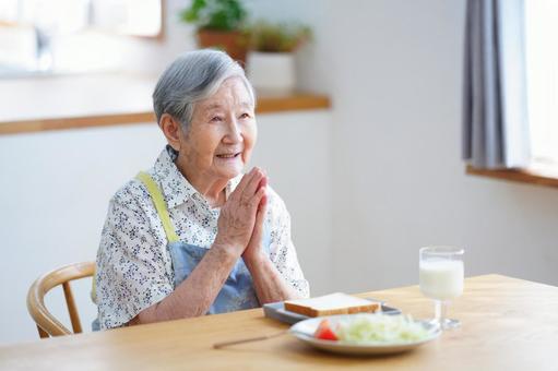 微笑み手を合わせるポーズの女性 女性,いただきます,ポーズの写真素材