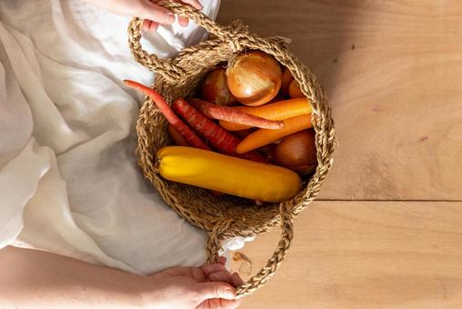 カゴの中の野菜を見せる手元 カゴの中の野菜を見せる手元の写真