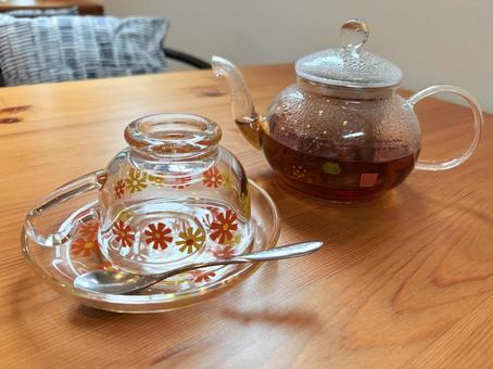花柄のカップと紅茶の香り 花柄のカップと紅茶の香り 紅茶,ティーポット,花柄カップの写真素材
