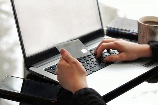 カード番号を入力する クレジットカード,ネット通販,カードの写真素材