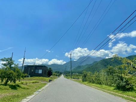 夏の信州、まっすぐな道と山並み 夏の信州、まっすぐな道と山並みの写真