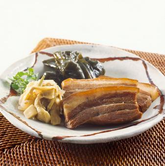 柔らかく煮込んだ豚の角煮とミミガー 柔らかく煮込んだ豚の角煮とミミガー 豚の角煮,豚肉,ミミガーの写真素材
