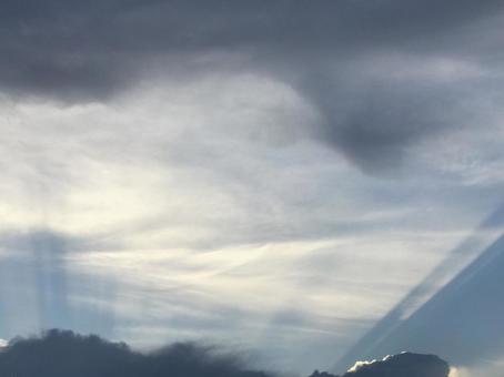 光線が広がる夕暮れの空の写真