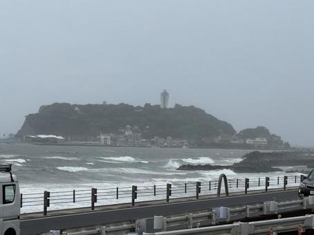 荒れた日の江ノ島 荒れた日の江ノ島の写真
