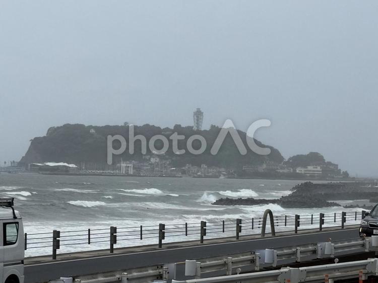 荒れた日の江ノ島 江ノ島,雨の日,鎌倉の写真素材