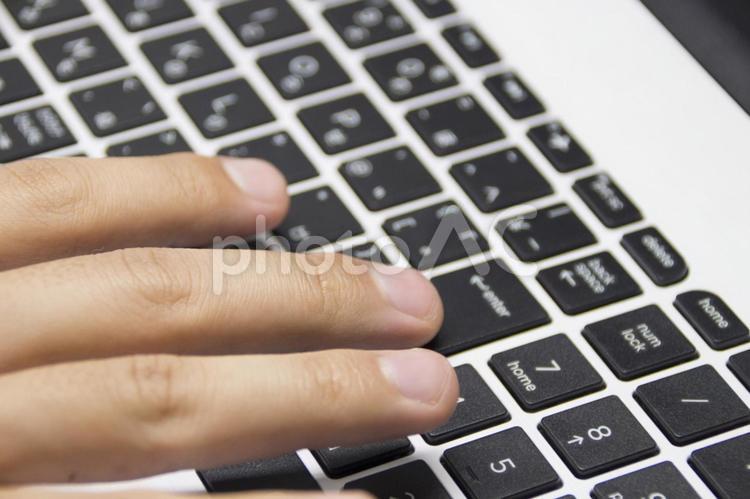 キーボードを打つ男性の手元 キーボード,ノートパソコン,手元の写真素材