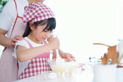 楽しそうにクッキングをする少女 女の子,小学生,日本人の写真素材