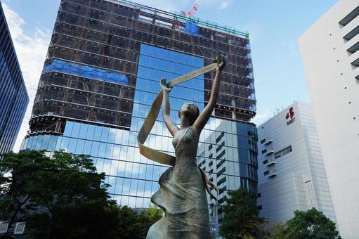 天神 プリマヴェーラの像と工事中のビル プリマヴェーラ,ビル,銅像の写真素材