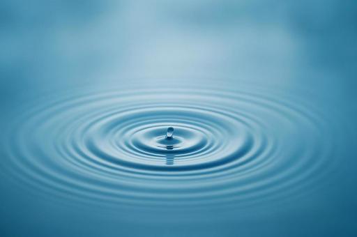 水面に落ちた一滴の写真
