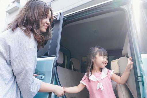 車に乗る子ども 車に乗る子ども ショッピング,休日,ドライブの写真素材