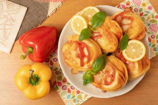 たくさんのピザパン(俯瞰) たくさんのピザパン(俯瞰) ピザパン,パン,焼きたてパンの写真素材