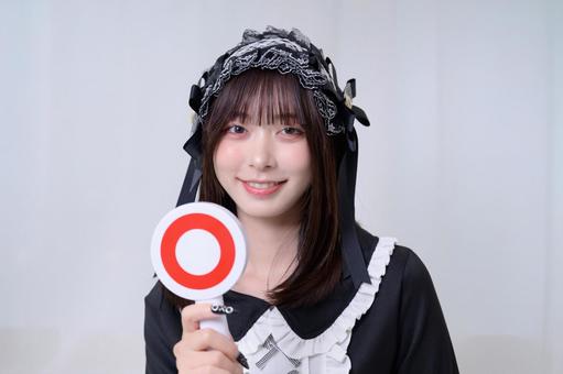 丸の札を持つ地雷系女子 丸の札を持つ地雷系女子 日本人,女性,地雷系女子の写真素材