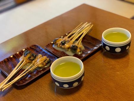 あぶり餅と日本茶 あぶり餅と日本茶 五平餅,緑茶,日本茶の写真素材
