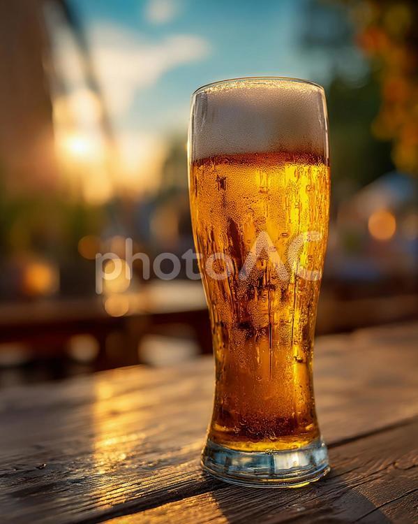 夕日に輝く、泡立つ冷たいビール ビール,グラス,泡の写真素材