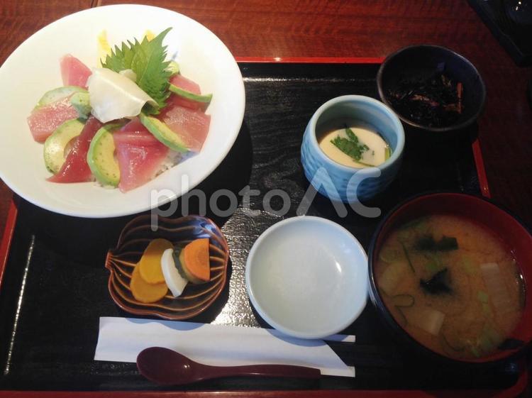和食　アボガドマグロ丼 和食,ヘルシー食,魚の写真素材
