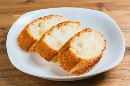 白皿に盛ったバゲット バゲット,フランスパン,パンの写真素材