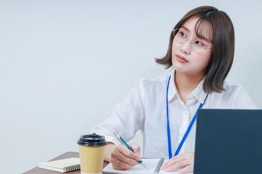 デスクワークで考え事をしている若い女性 女性,若い,眼鏡の写真素材