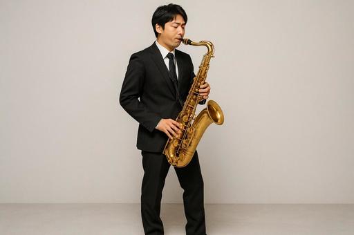 サックスを演奏する男性 サックスを演奏する男性の写真
