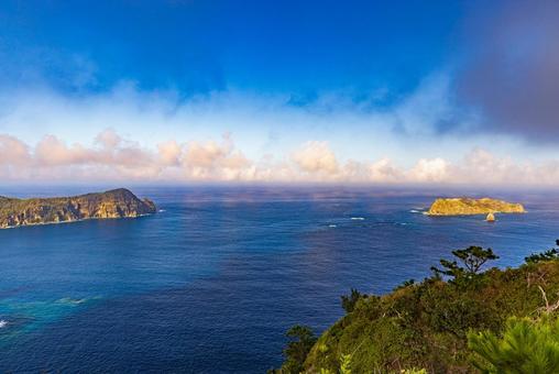 小笠原諸島・父島 旭山山頂から望む絶景 小笠原諸島・父島 旭山山頂から望む絶景の写真