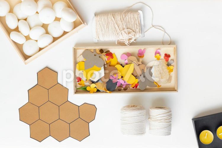 木箱のキャンドルと切り紙と麻紐 キャンドル,麻紐,丸の写真素材