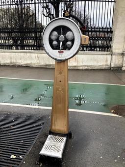 街中の体重計 街中の体重計の写真